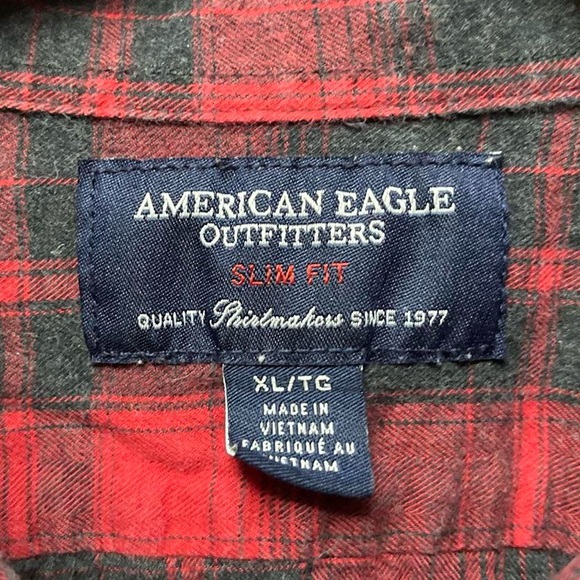 American Eagle slim fit flannel button up front pocket red black checkered shirt - Picture 4 of 5